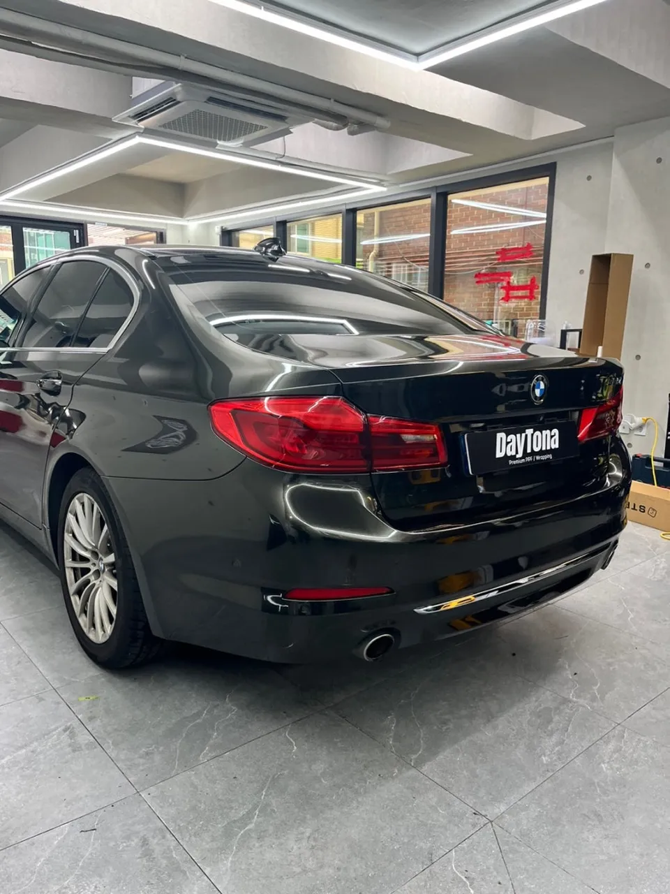 BMW 520iのカーラッピング事例|光沢仕上げの費用目安 施工写真 1-2