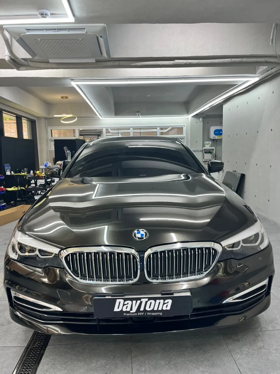 BMW 520iのカーラッピング事例|光沢仕上げの費用目安 施工写真 2-2
