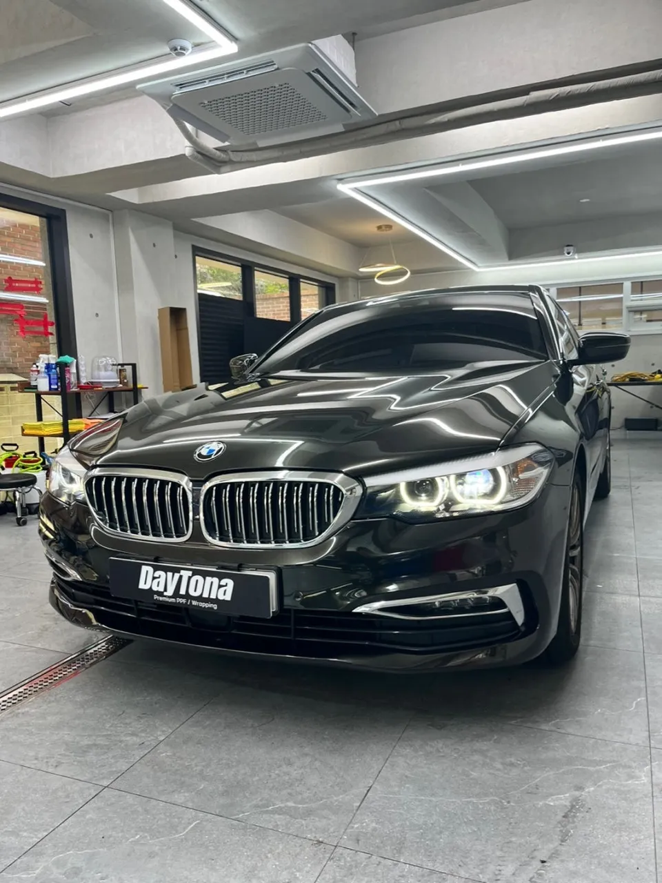BMW 520iのカーラッピング事例|光沢仕上げの費用目安 施工写真 3-2