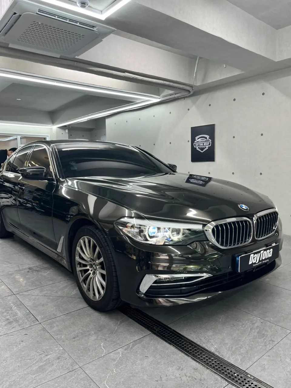 BMW 520iのカーラッピング事例|光沢仕上げの費用目安 施工写真 4-2