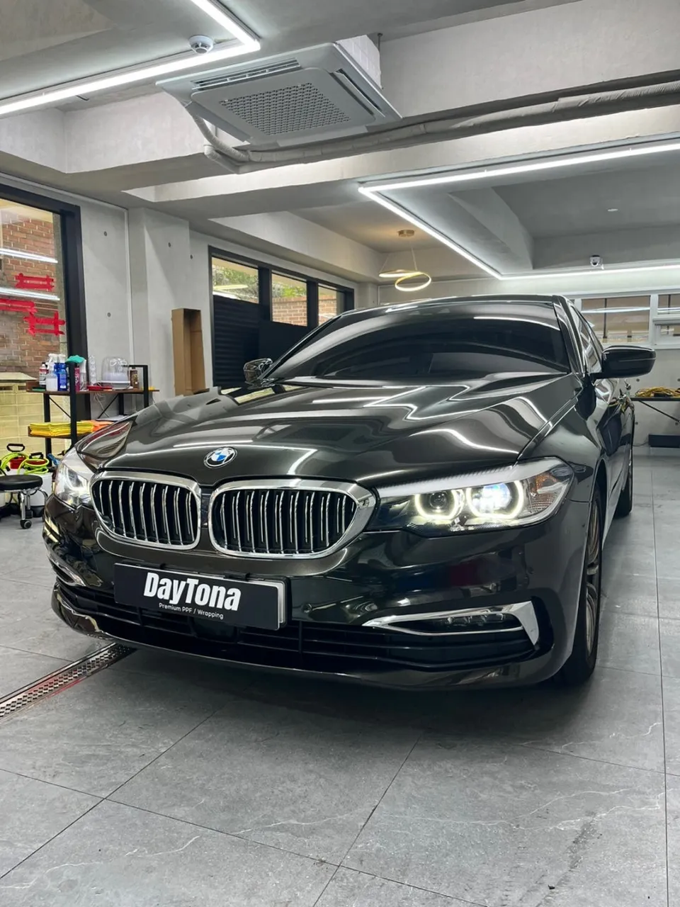 BMW 520iのカーラッピング事例|光沢仕上げの費用目安 施工写真 1-3