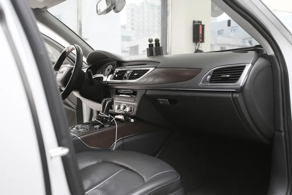 Audi A6のAndroid Auto・CarPlay取付事例 施工写真 2
