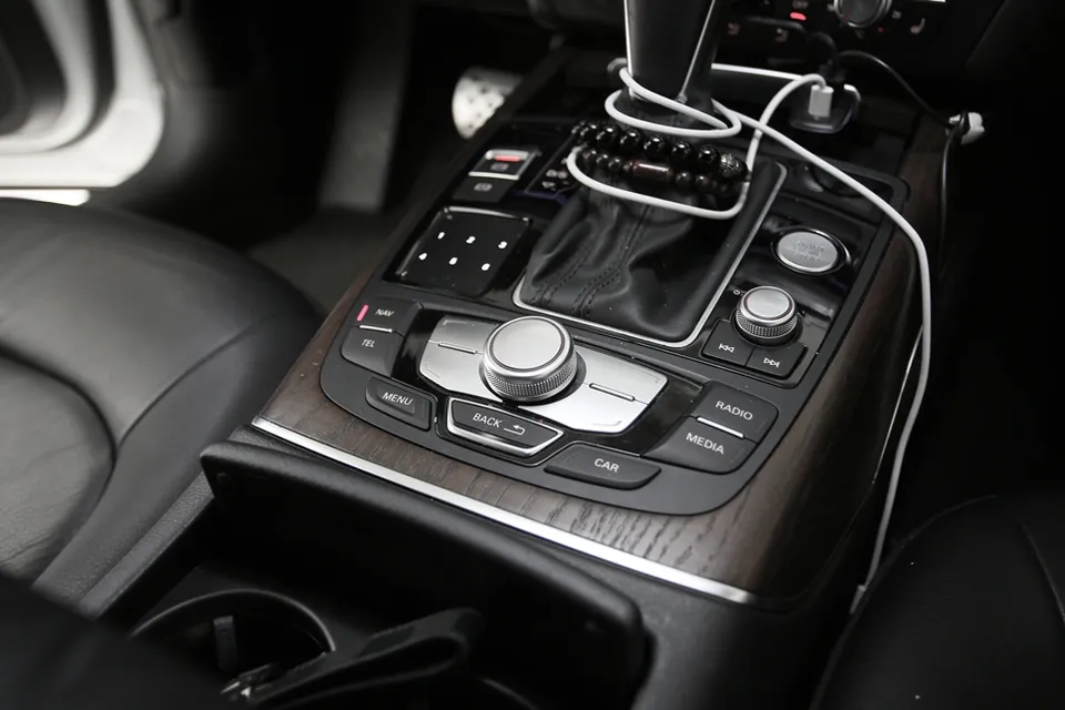 Audi A6のAndroid Auto・CarPlay取付事例 施工写真 4