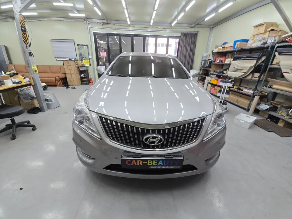 Hyundai Grandeur HG Ambient Lighting Review — Enhanced Interior