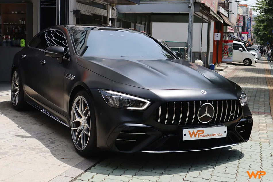 AMG GT 43 カーラッピング事例：サテンブラックの仕上がり 施工写真 1-2