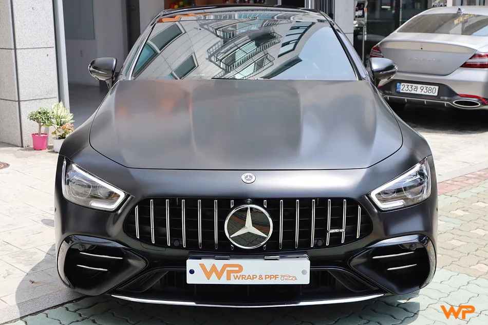 AMG GT 43 カーラッピング事例：サテンブラックの仕上がり 施工写真 2-2