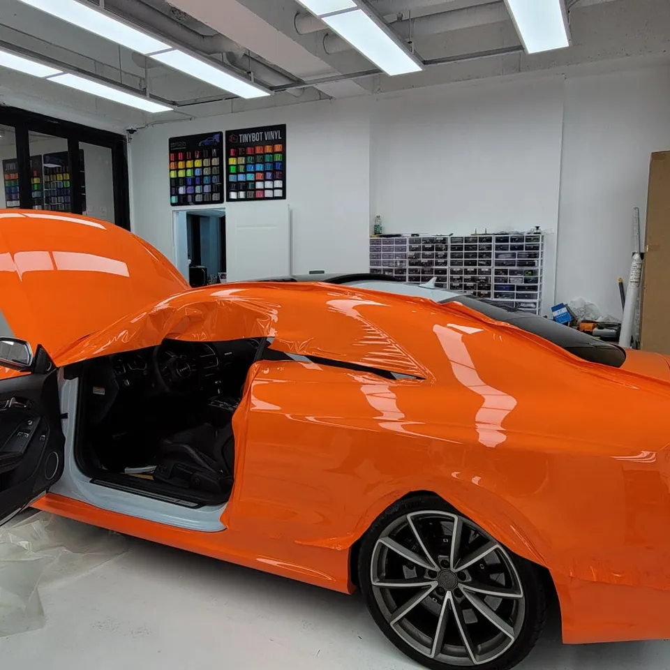 Audi RS5のカーラッピング事例|オレンジカラーで個性を際立たせる 施工写真 2-3