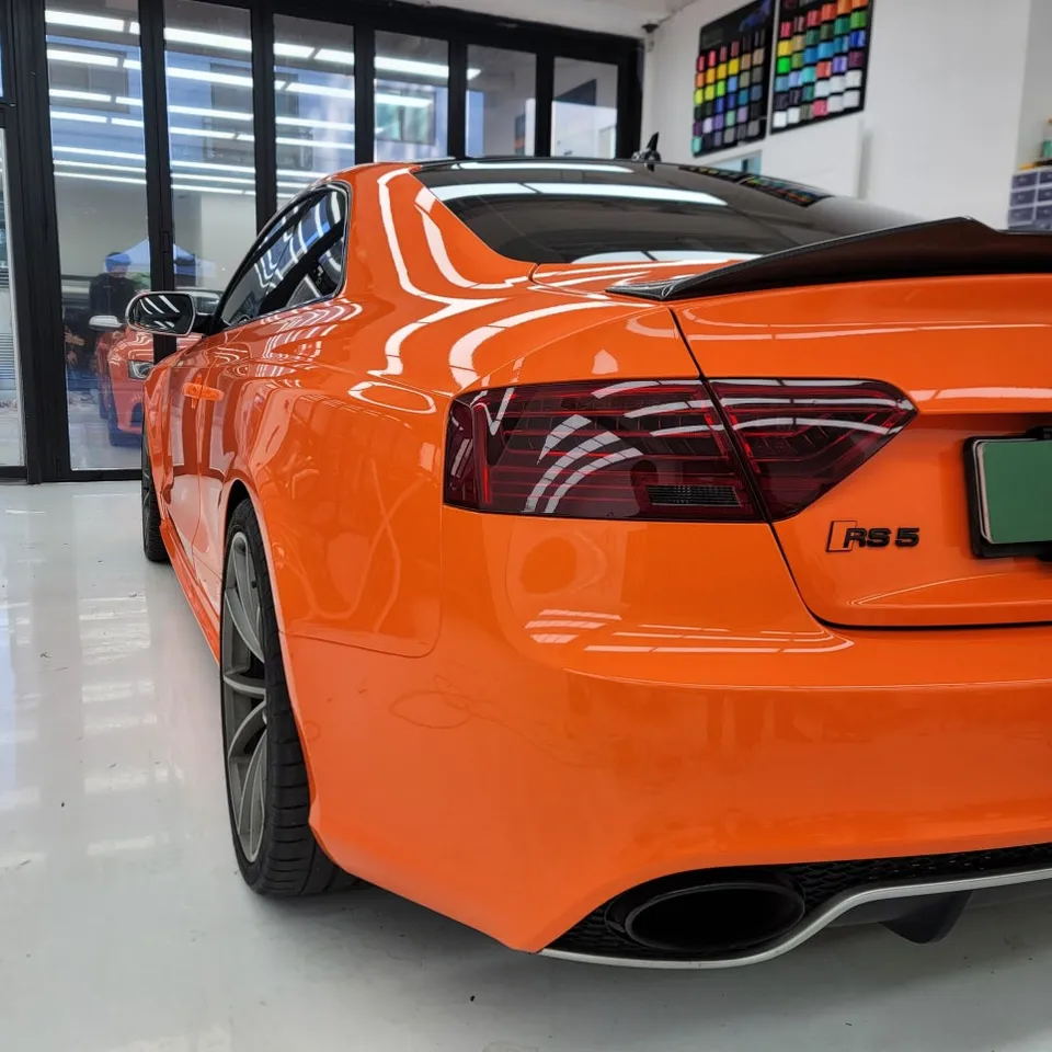 Audi RS5のカーラッピング事例|オレンジカラーで個性を際立たせる 施工写真 3-3
