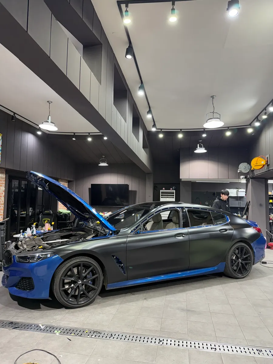 BMW 8 Seriesのカーラッピング事例｜サテンブラックの高級感 施工写真 1-2