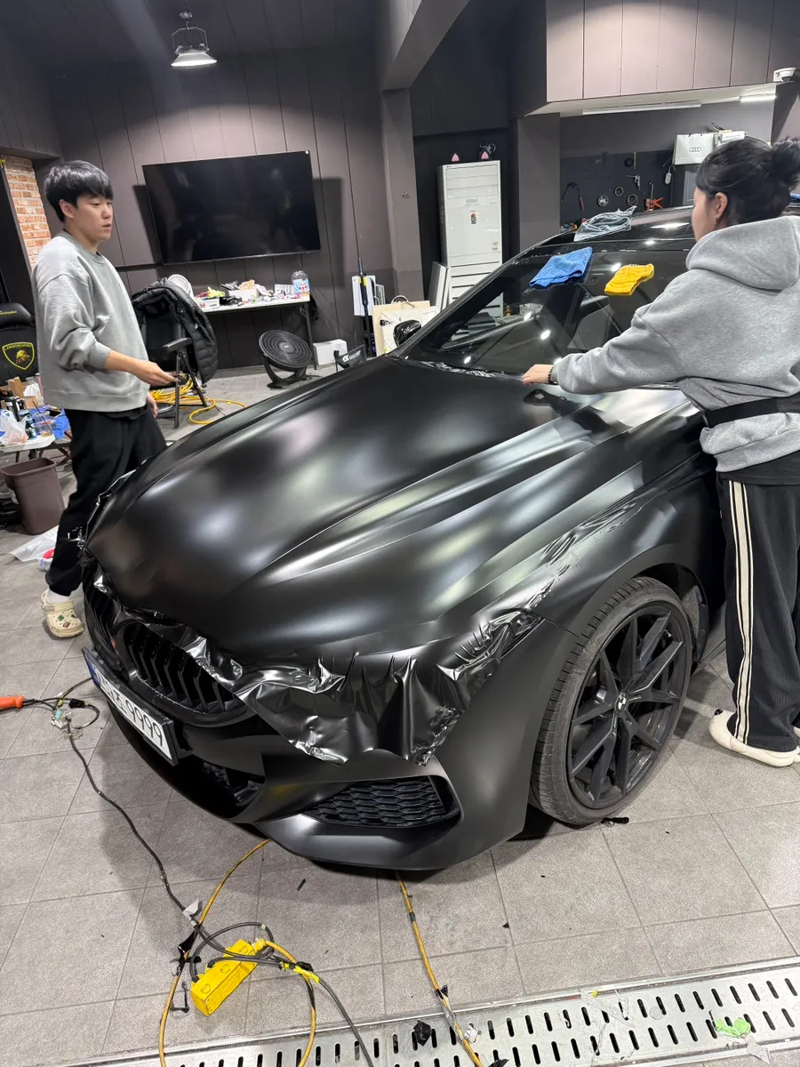 BMW 8 Seriesのカーラッピング事例｜サテンブラックの高級感 施工写真 3-2