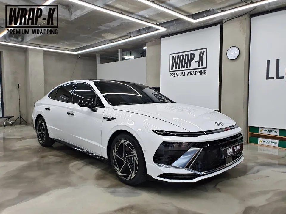 Hyundai Sonata DN8 vinyl wrap - Hyundai Sonata DN8 Vinyl Wrap Review: Chrome Delete for Blackout photo 3