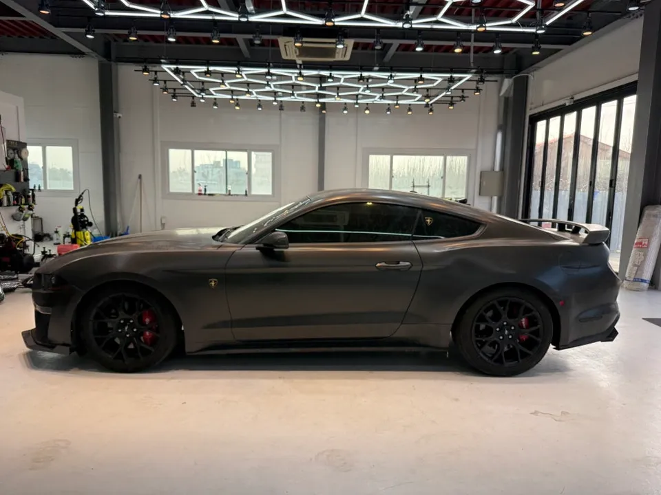 Ford Mustangのカーラッピング事例|費用目安・仕上がり 施工写真 3-1