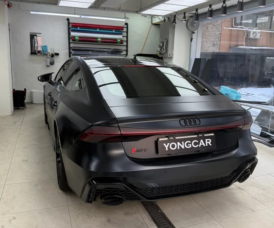 Audi A7のカーラッピング事例|事故からの復旧 施工写真 1-2