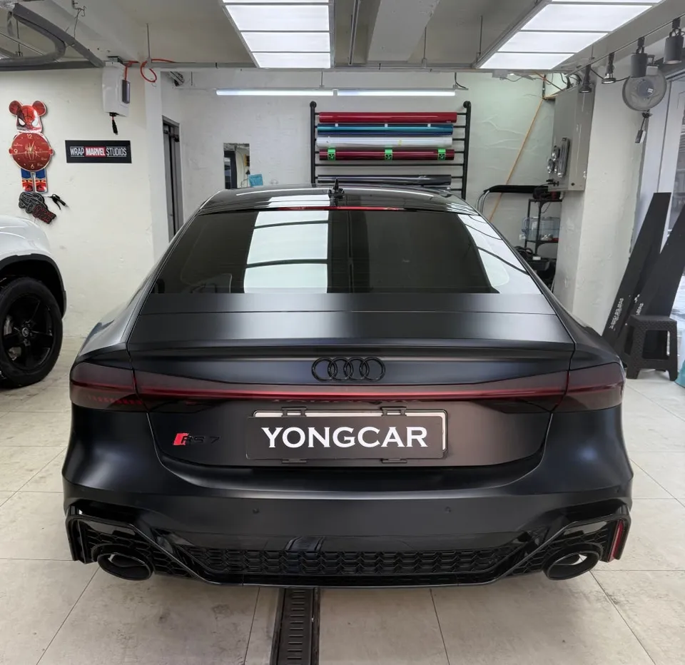 Audi A7のカーラッピング事例|事故からの復旧 施工写真 2-2