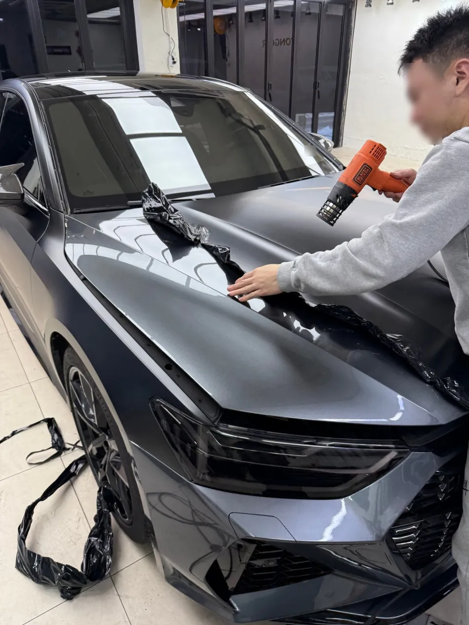 Audi A7のカーラッピング事例|事故からの復旧 施工写真 1-3