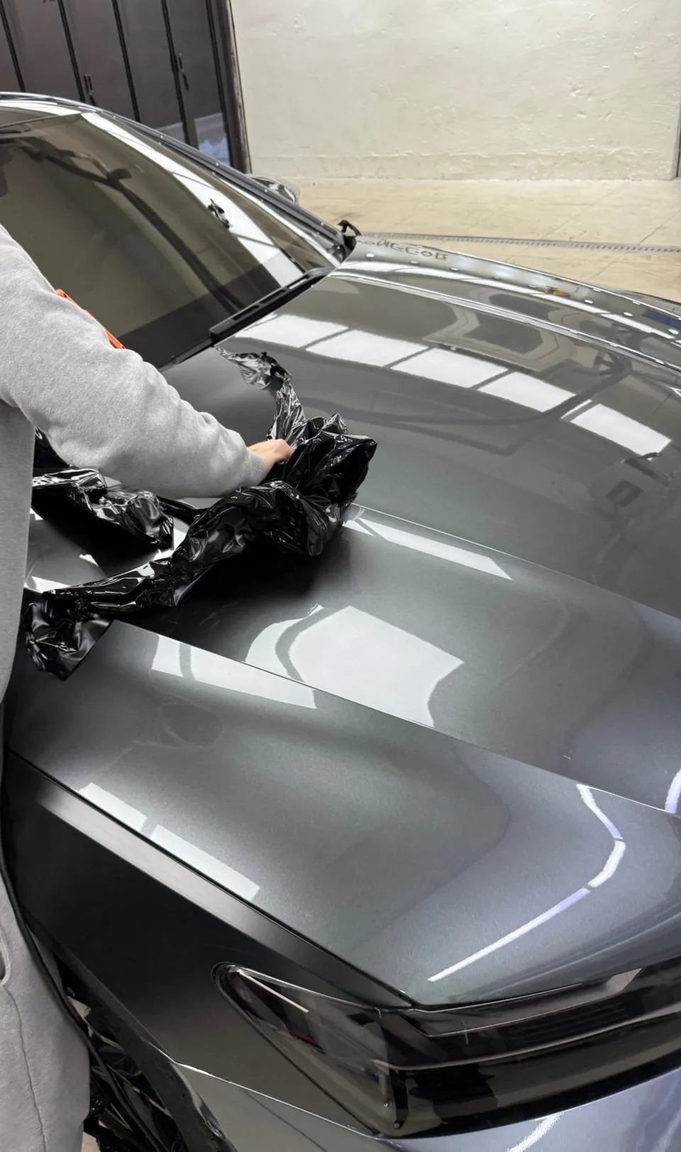 Audi A7のカーラッピング事例|事故からの復旧 施工写真 2-3