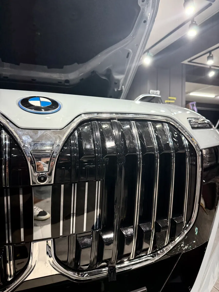 BMW 7 Seriesのカーラッピング事例|オールブラック化 施工写真 4-1