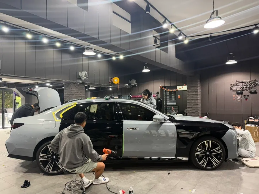 BMW 7 Seriesのカーラッピング事例|オールブラック化 施工写真 1-2