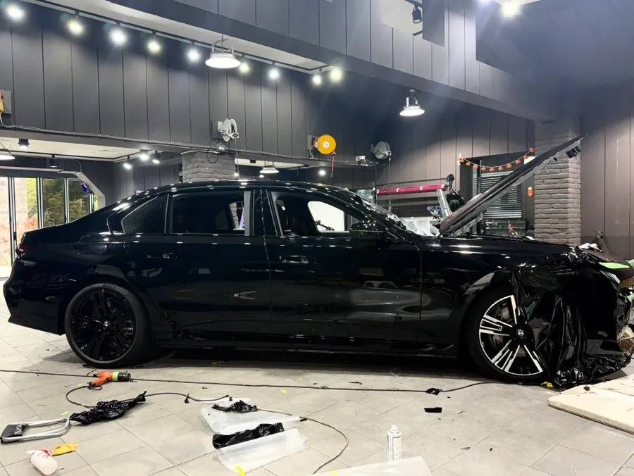 BMW 7 Seriesのカーラッピング事例|オールブラック化 施工写真 4-2