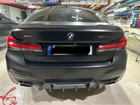BMW 5 Seriesのカーラッピング事例 施工写真 1-2