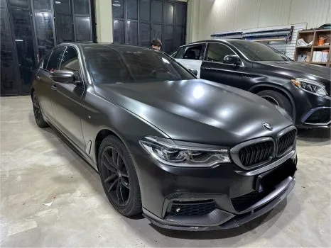 BMW 5 Seriesのカーラッピング事例 施工写真 3-2