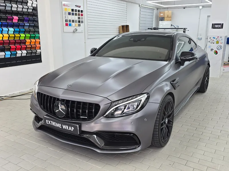 Mercedes-Benz C63 AMGのカーラッピング事例|ブリリアントブルー 施工写真 1-1