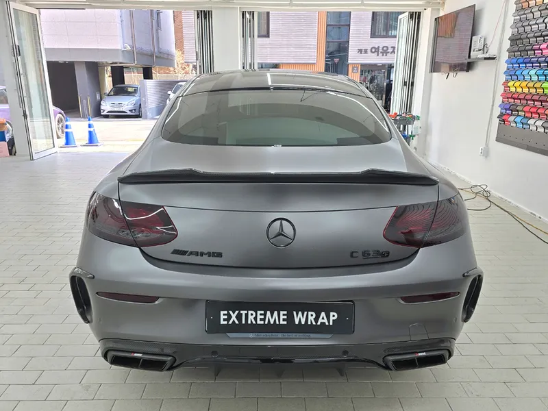 Mercedes-Benz C63 AMGのカーラッピング事例|ブリリアントブルー 施工写真 2-1