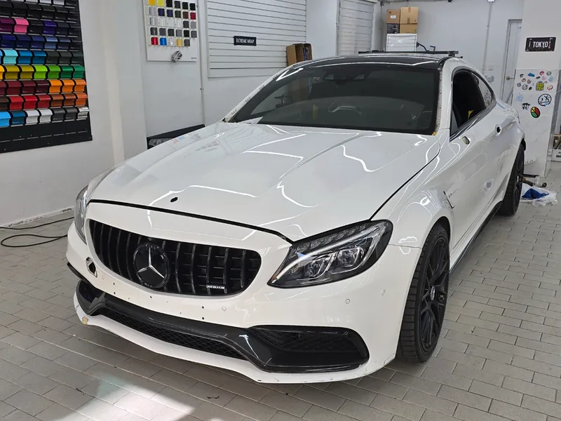 Mercedes-Benz C63 AMGのカーラッピング事例|ブリリアントブルー 施工写真 1-2