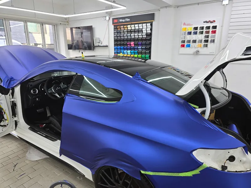Mercedes-Benz C63 AMGのカーラッピング事例|ブリリアントブルー 施工写真 3-3