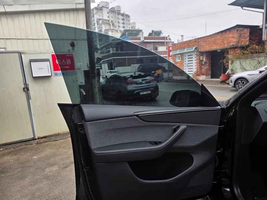 Tesla Model Yのカーフィルム施工事例｜費用目安・仕上がり 施工写真 2-3