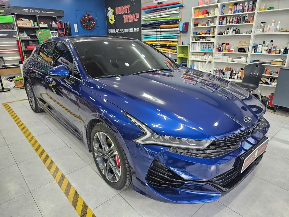 Kia K5 DL3のカーラッピング事例：クローム除去で洗練された印象に 施工写真 2-1