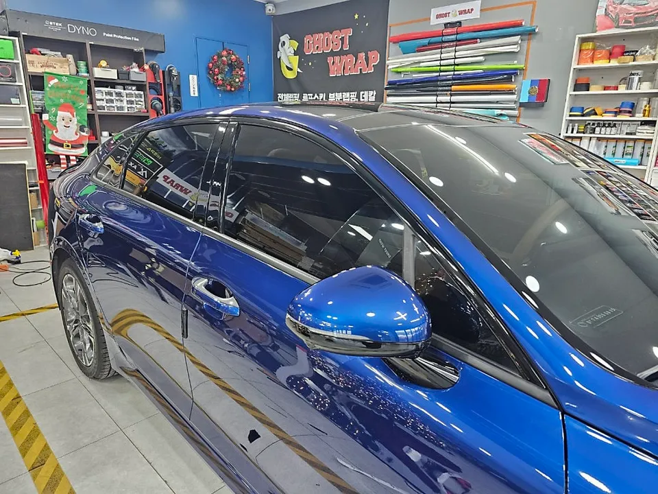 Kia K5 DL3のカーラッピング事例：クローム除去で洗練された印象に 施工写真 2-3
