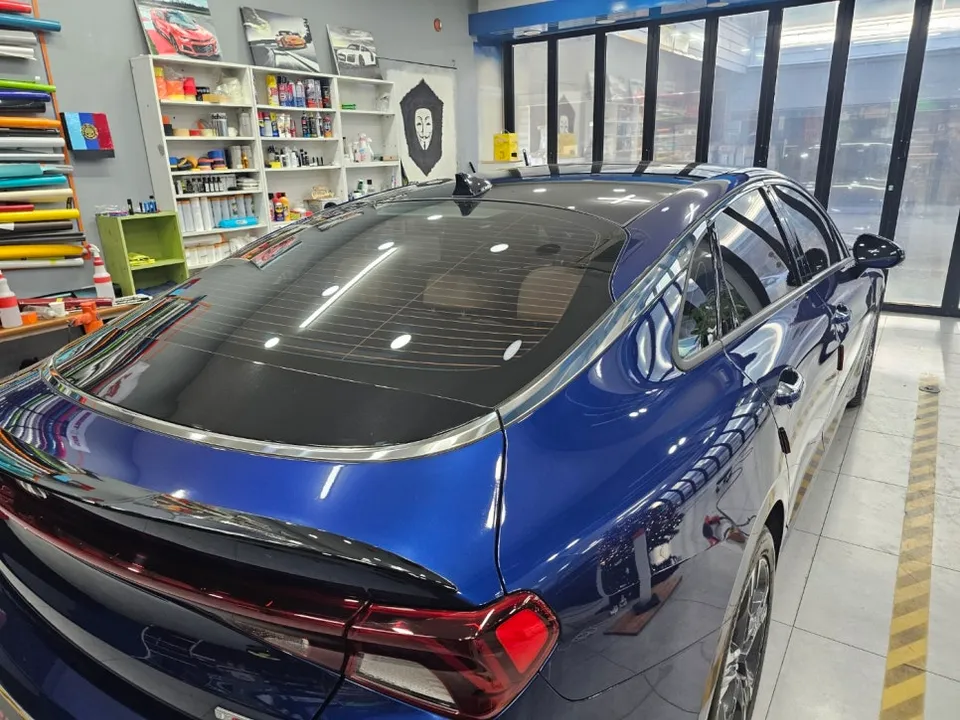 Kia K5 DL3のカーラッピング事例：クローム除去で洗練された印象に 施工写真 3-3