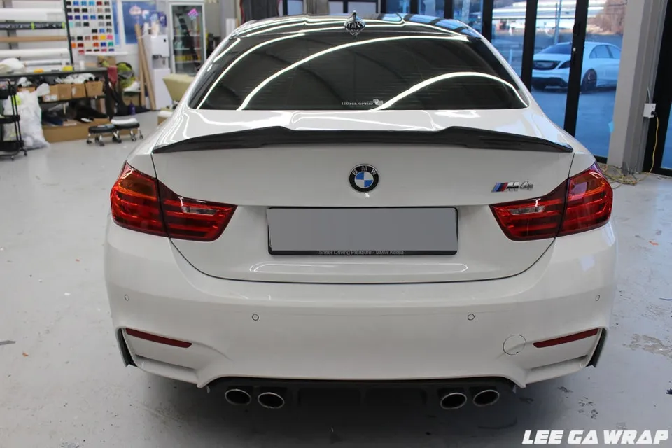 BMW M4のカーラッピング事例|ダークナイトグリーン 施工写真 3-1