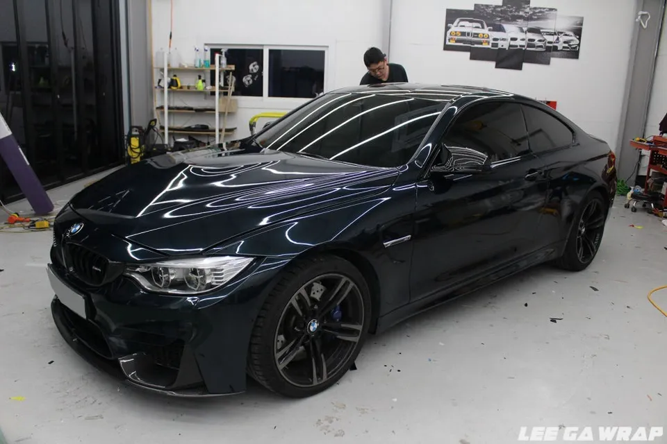 BMW M4のカーラッピング事例|ダークナイトグリーン 施工写真 1-3