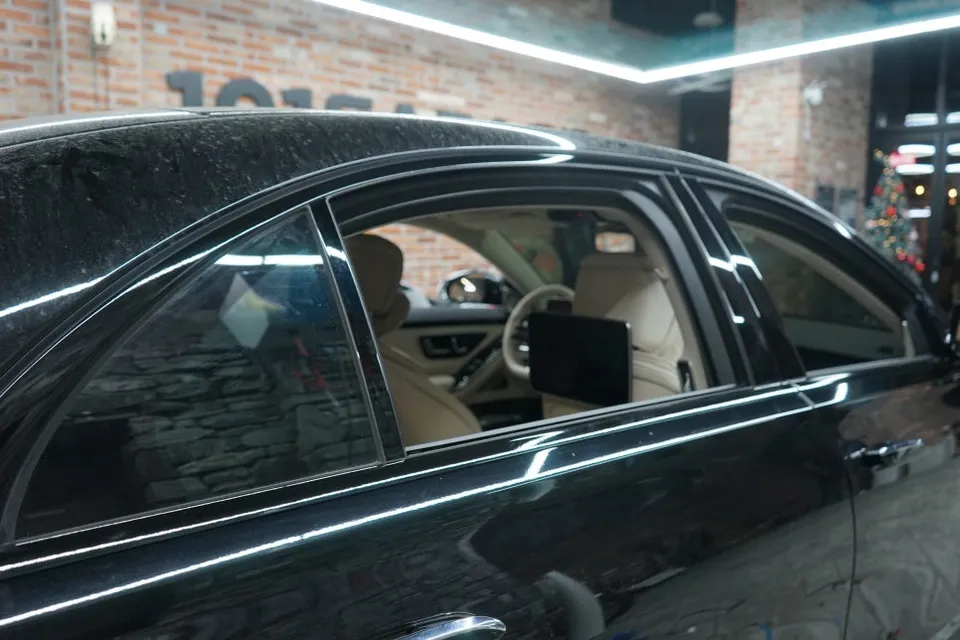 Mercedes-Benz S500のカーラッピング事例｜クローム部分の黒化 施工写真 4-2