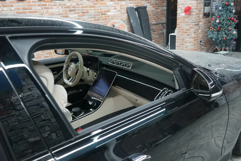 Mercedes-Benz S500のカーラッピング事例｜クローム部分の黒化 施工写真 1-3