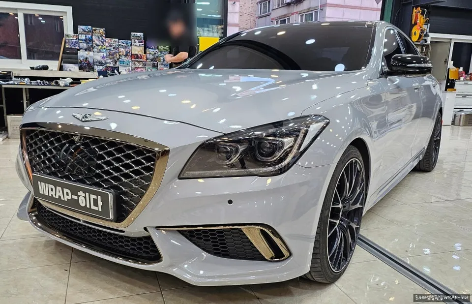 Genesis G80のカーラッピング事例|クールグレーで高級感アップ 施工写真 1-2