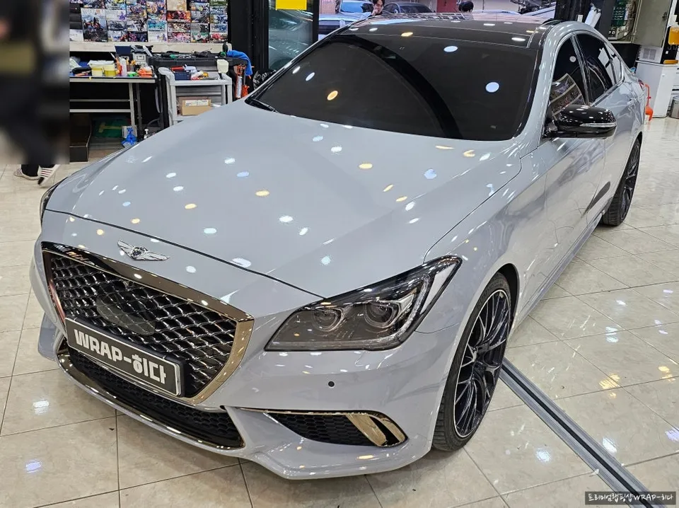 Genesis G80のカーラッピング事例|クールグレーで高級感アップ 施工写真 2-2