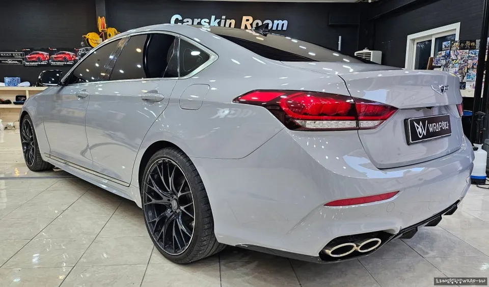 Genesis G80のカーラッピング事例|クールグレーで高級感アップ 施工写真 3-2