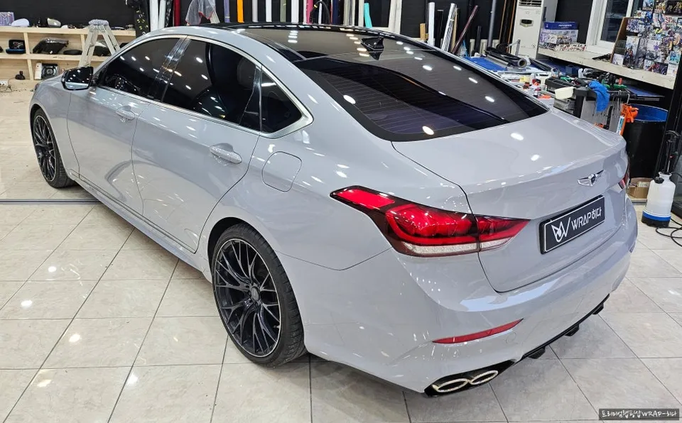 Genesis G80のカーラッピング事例|クールグレーで高級感アップ 施工写真 1-3