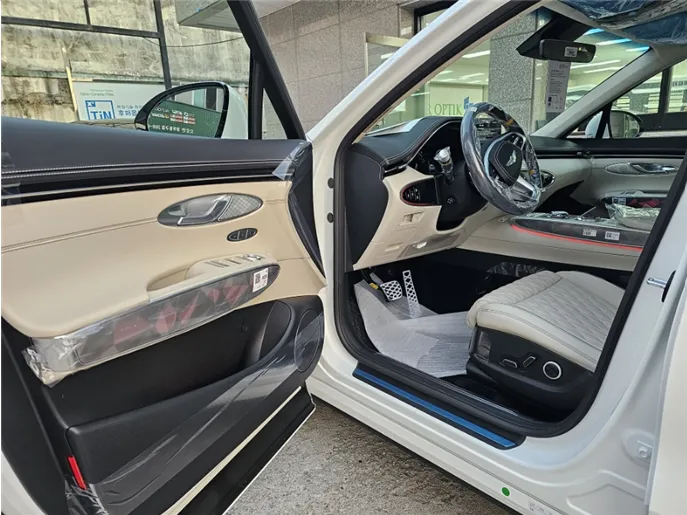 Genesis GV70のカーフィルム施工事例|エメラルド色の変化 施工写真 1-2