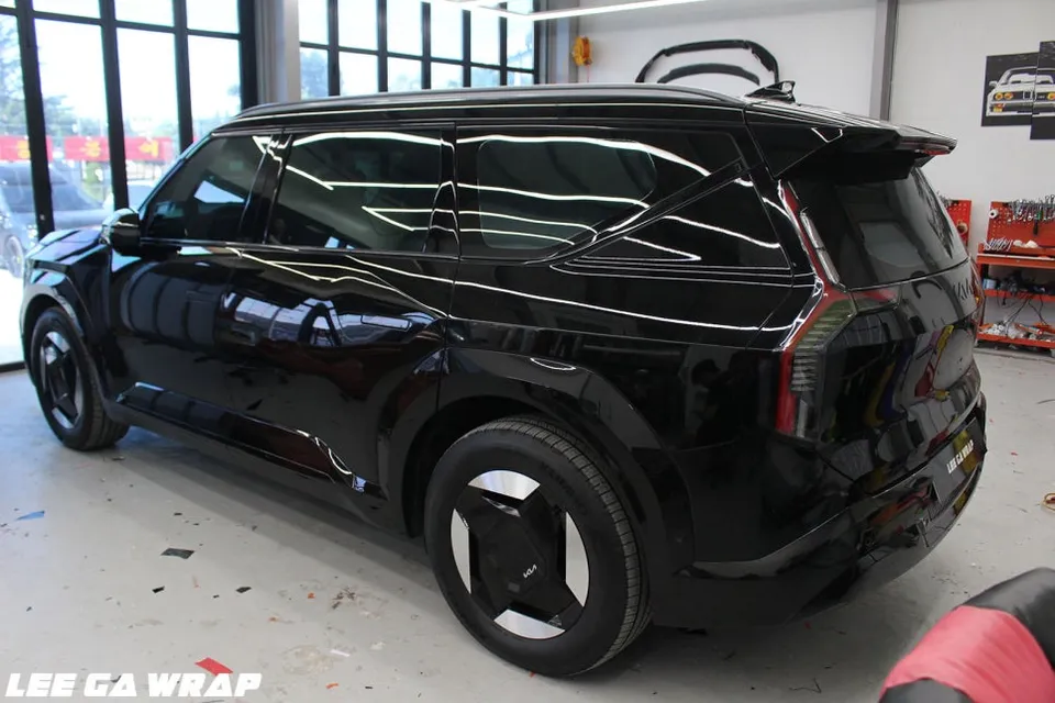 Kia EV9のカーラッピング事例｜オールブラック化 施工写真 1-2