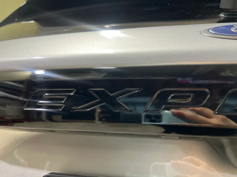 Ford Explorerのカーラッピング事例|クロームメッキをマットブラックに 施工写真 3-2