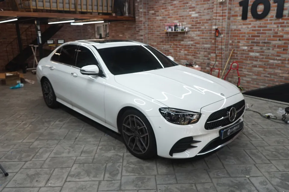 Mercedes-Benz Eクラス W213のガラスコーティング事例 施工写真 1-1