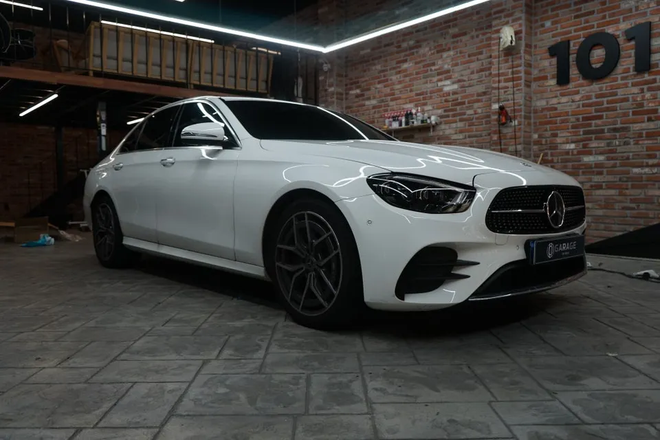 Mercedes-Benz Eクラス W213のガラスコーティング事例 施工写真 2-1