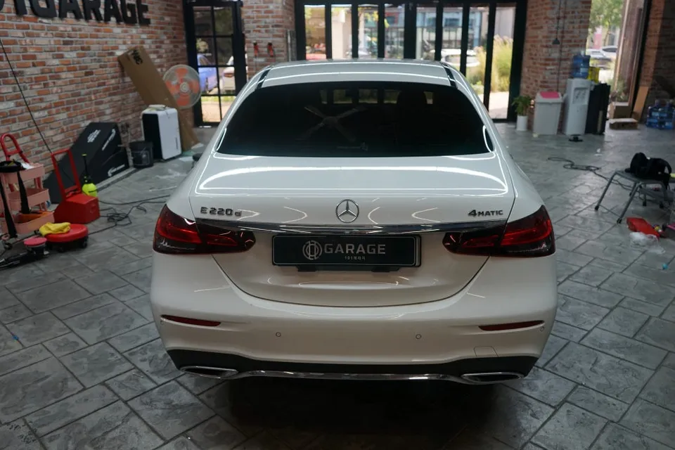 Mercedes-Benz Eクラス W213のガラスコーティング事例 施工写真 1-2