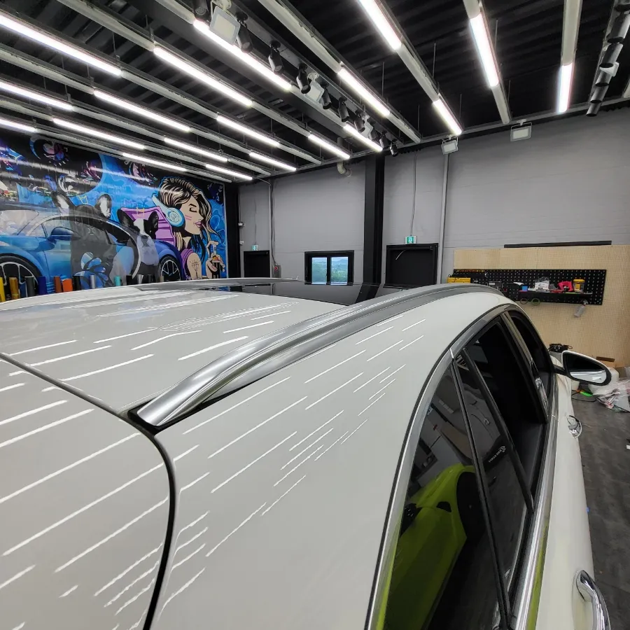 Mercedes-Benz GLCのカーラッピング事例 施工写真 4-2