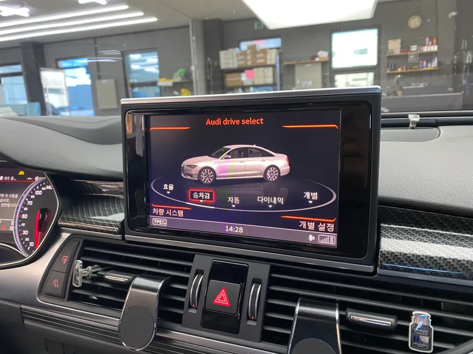 Audi A6のAndroid Auto・CarPlay取付事例 施工写真 1-1