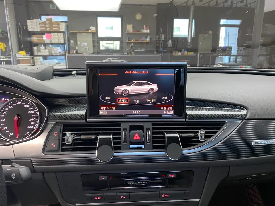 Audi A6のAndroid Auto・CarPlay取付事例 施工写真 2-1